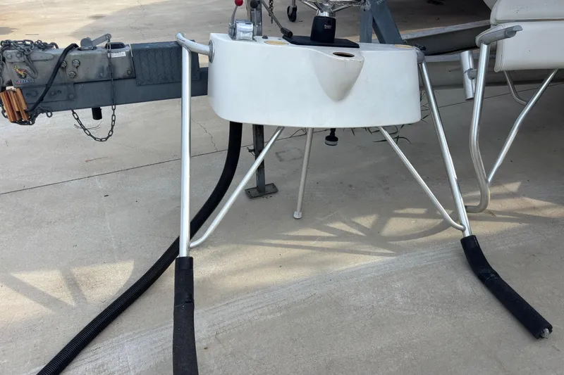 Slide: The Image of Trailer hitch and support stand for 2000 Shamrock 260 Express boat. - 60