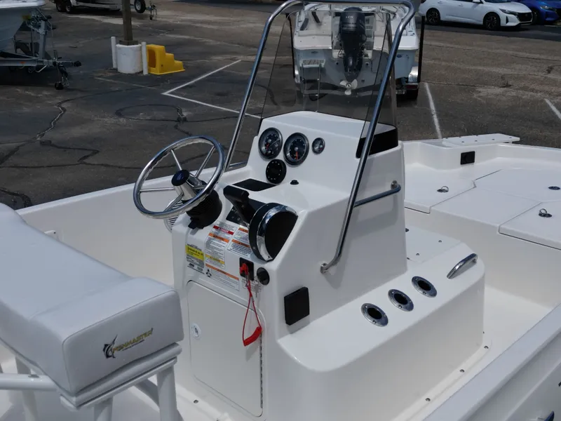 Slide: The Image of Bayliner T18LE 2025 - 18