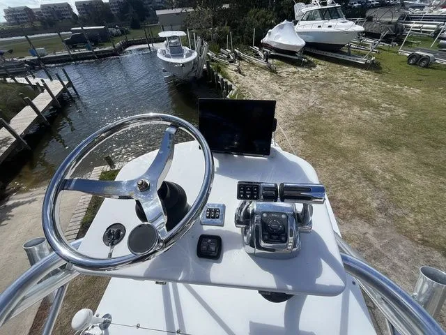 Slide: The Image of Boston Whaler 26 Outrage 2001 - 11