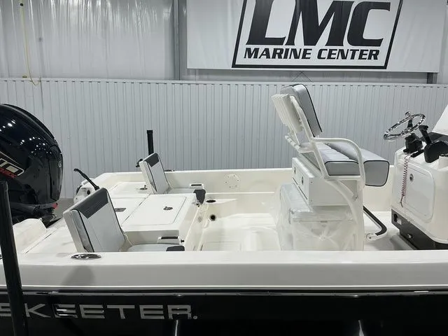 Slide: The Image of Skeeter SX230 2026 - 10