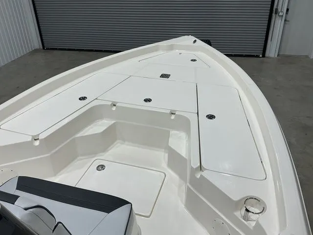 Slide: The Image of Skeeter SX230 2026 - 14