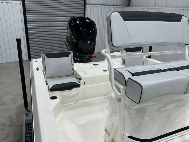 Slide: The Image of Skeeter SX230 2026 - 15