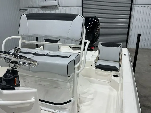 Slide: The Image of Skeeter SX230 2026 - 16