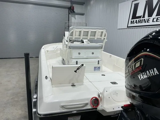 Slide: The Image of Skeeter SX230 2026 - 18