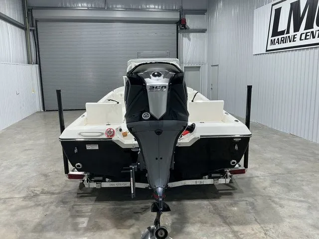 Slide: The Image of Skeeter SX230 2026 - 6