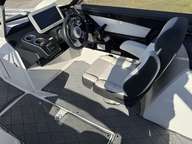 Slide: The Image of Yamaha 275SE 2020 - 18