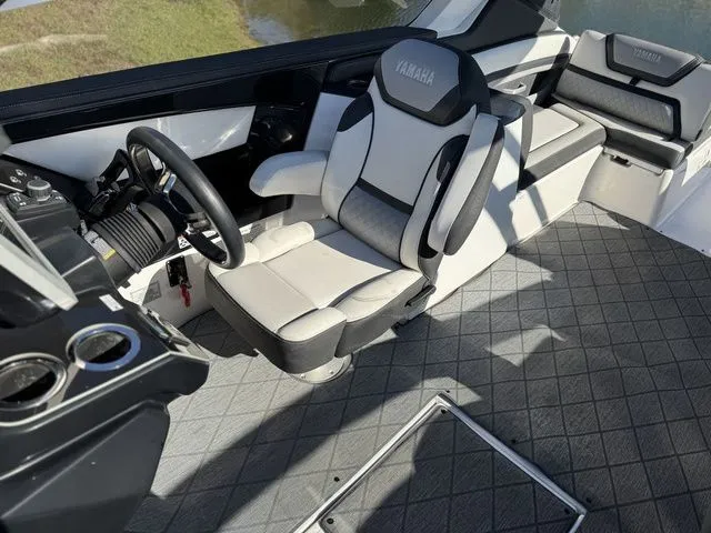 Slide: The Image of Yamaha 275SE 2020 - 38