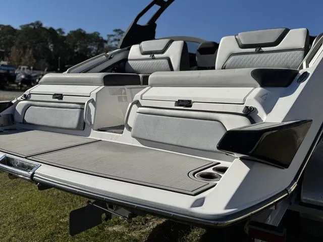 Slide: The Image of Yamaha 275SE 2020 - 8