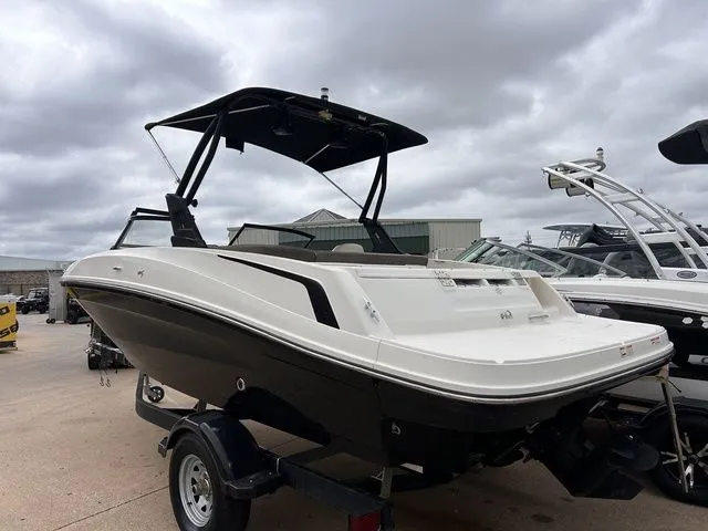 Slide: The Image of Bayliner VR5 Bowrider 2018 - 3