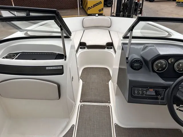 Slide: The Image of Bayliner VR5 Bowrider 2018 - 7