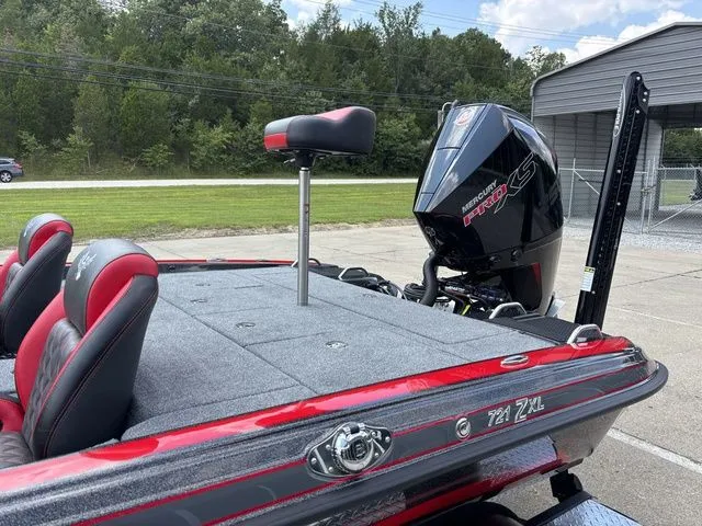 Slide: The Image of Phoenix Bass Boat 721 ZXL 2026 - 15