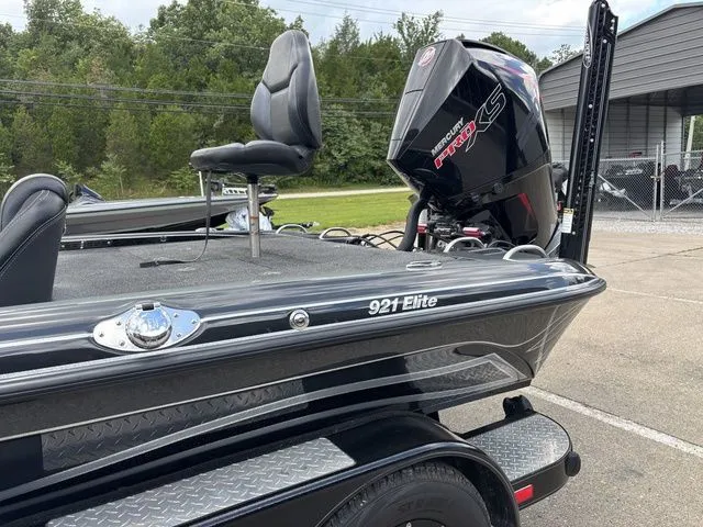 Slide: The Image of Phoenix Bass Boat 921 Elite 2022 - 17