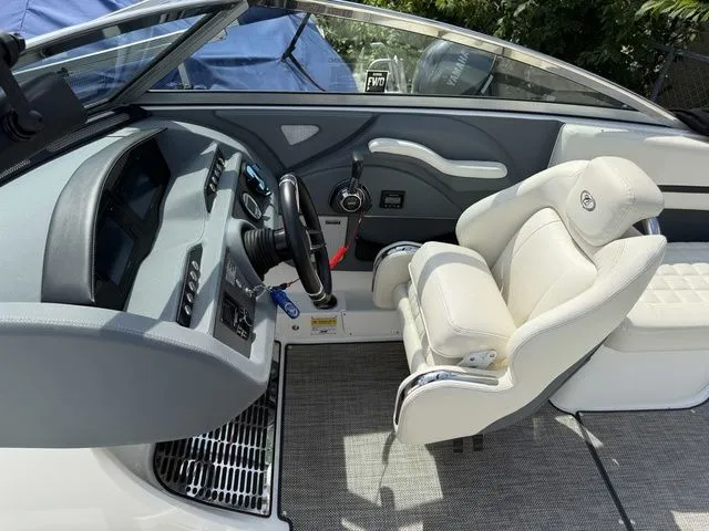 Slide: The Image of Cobalt R5 Surf 2019 - 22