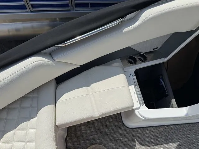 Slide: The Image of Cobalt R5 Surf 2019 - 33