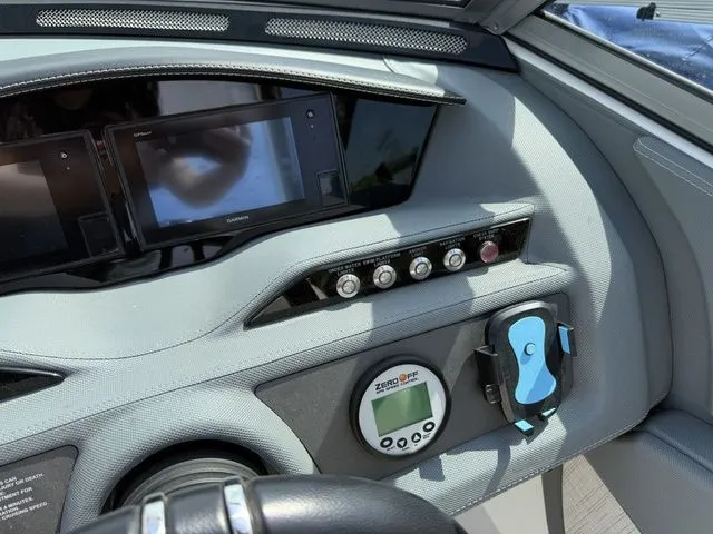 Slide: The Image of Cobalt R5 Surf 2019 - 26