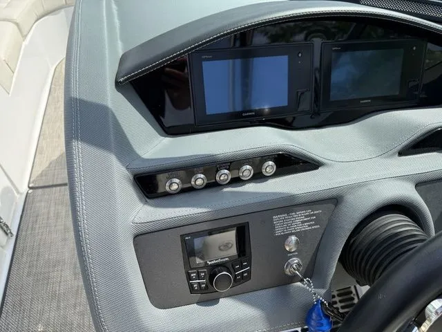 Slide: The Image of Cobalt R5 Surf 2019 - 25