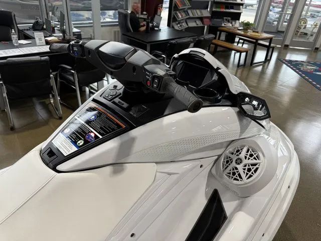 Slide: The Image of Yamaha FX Cruiser SVHO 2026 - 7