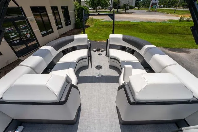 Slide: The Image of South Bay 525RS Rear Seating 3.0 2025 - 11