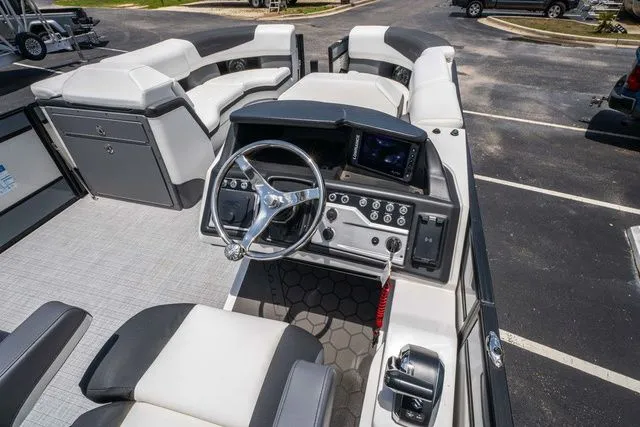 Slide: The Image of South Bay 525RS Rear Seating 3.0 2025 - 19
