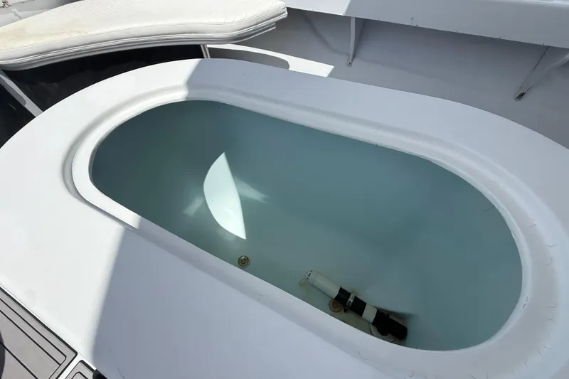 Slide: The Image of Livewell on 1981 T Craft Gulfstream 30 boat, featuring white interior and water. - 38