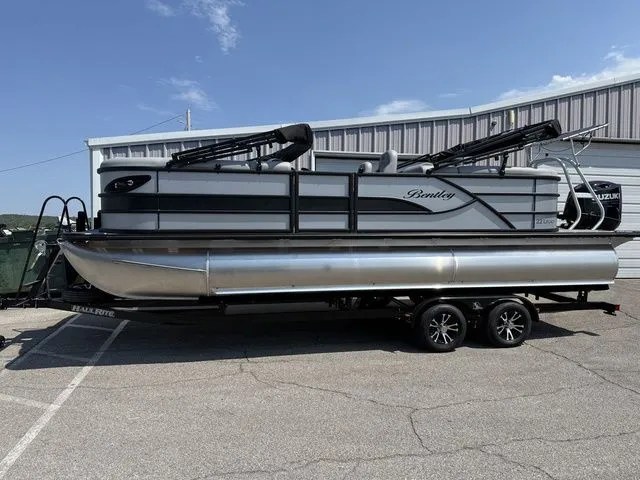 The Image of Bentley Pontoons Legacy 223 Navigator 2026 - 1