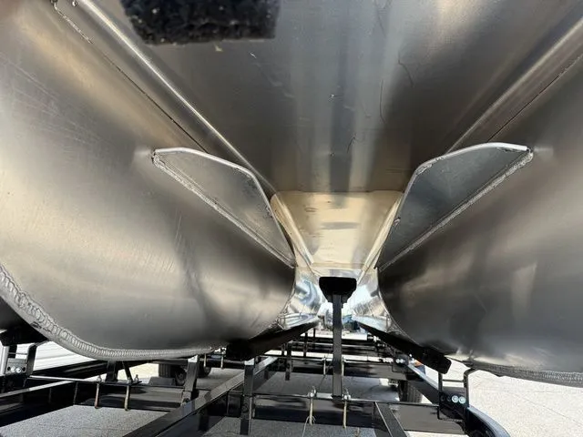 Slide: The Image of Bentley Pontoons Legacy 223 Navigator 2026 - 10