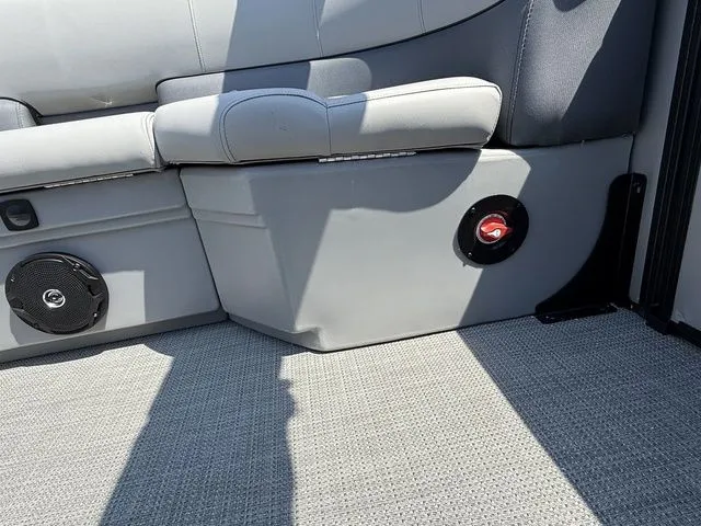 Slide: The Image of Bentley Pontoons Legacy 223 Navigator 2026 - 23