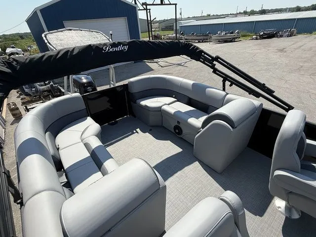 Slide: The Image of Bentley Pontoons Legacy 243 Navigator 2026 - 16