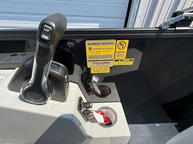 Slide: The Image of Bentley Pontoons Legacy 243 Navigator 2026 - 22