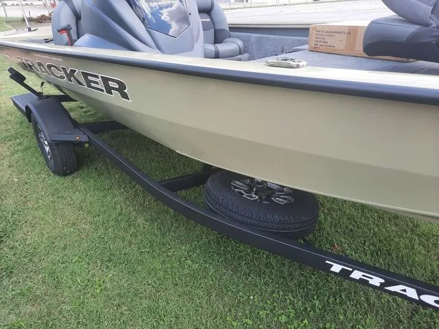 Slide: The Image of Tracker Pro Team 190 TX 2026 - 10