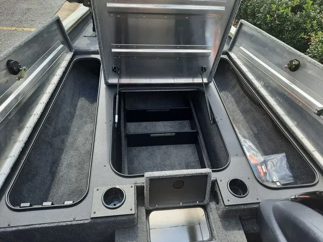 Slide: The Image of Tracker Pro Team 190 TX 2026 - 26