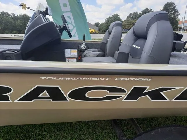 Slide: The Image of Tracker Pro Team 190 TX 2026 - 28