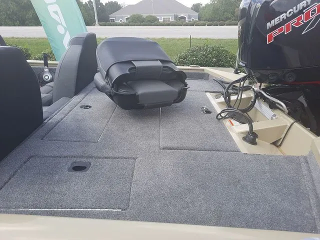 Slide: The Image of Tracker Pro Team 190 TX 2026 - 31