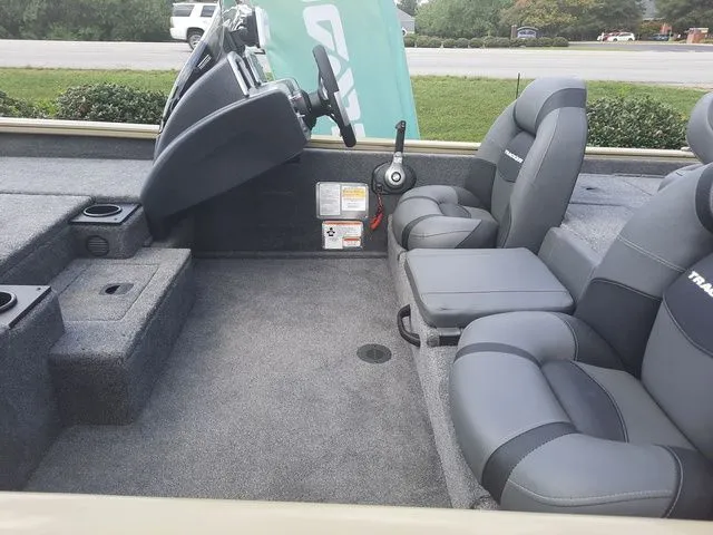 Slide: The Image of Tracker Pro Team 190 TX 2026 - 32