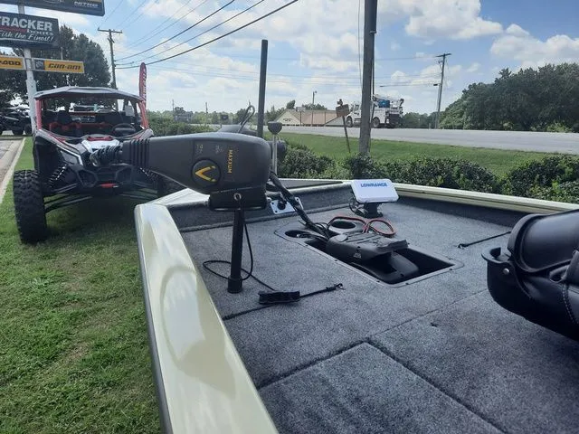 Slide: The Image of Tracker Pro Team 190 TX 2026 - 34