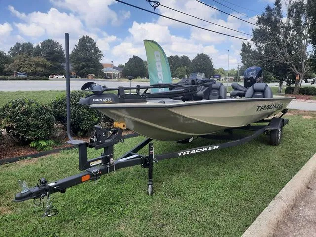 Slide: The Image of Tracker Pro Team 190 TX 2026 - 35