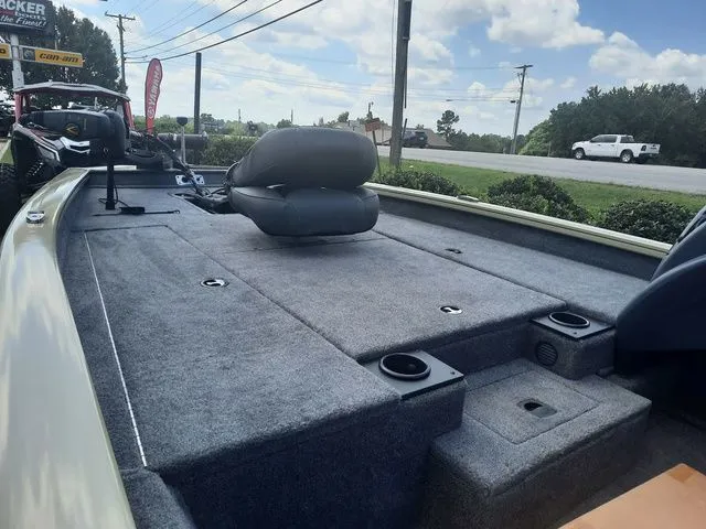 Slide: The Image of Tracker Pro Team 190 TX 2026 - 6