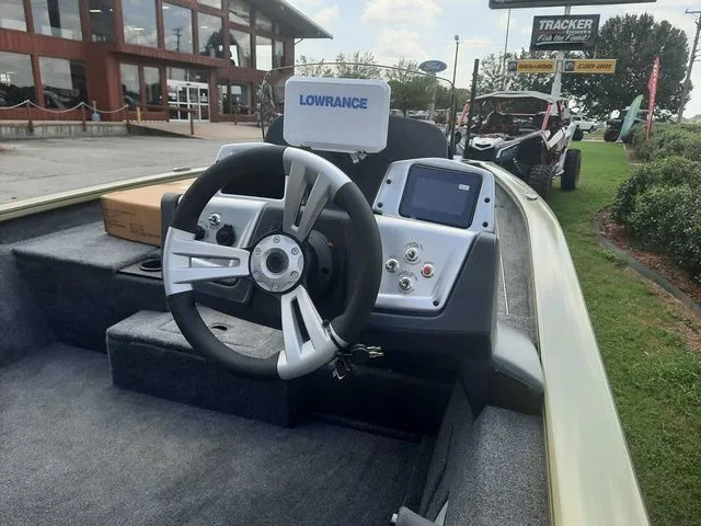 Slide: The Image of Tracker Pro Team 190 TX 2026 - 9