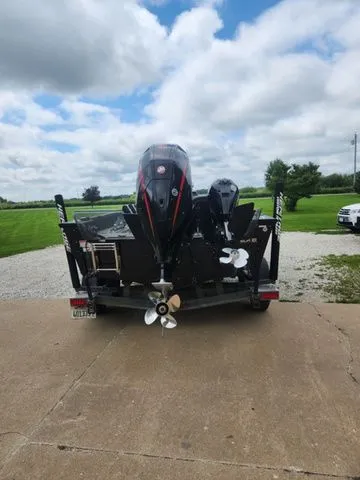 Slide: The Image of Alumacraft Competitor Shadow 205 Tiller 2022 - 2