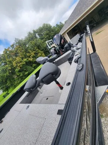 Slide: The Image of Alumacraft Competitor Shadow 205 Tiller 2022 - 5