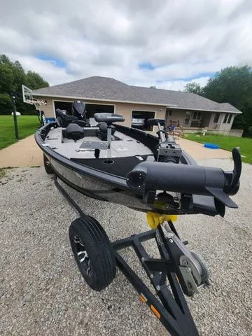 Slide: The Image of Alumacraft Competitor Shadow 205 Tiller 2022 - 7