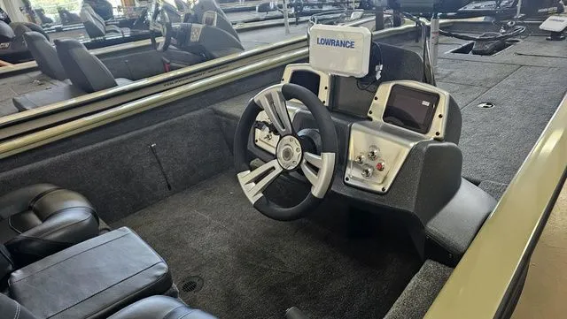 Slide: The Image of Tracker Pro Team 190 TX 2026 - 17