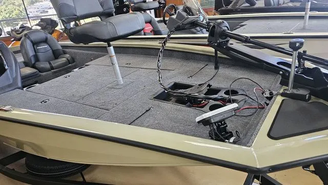 Slide: The Image of Tracker Pro Team 190 TX 2026 - 18