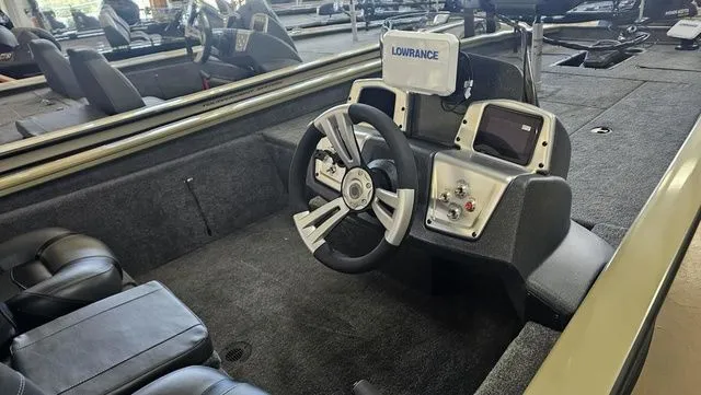 Slide: The Image of Tracker Pro Team 190 TX 2026 - 3