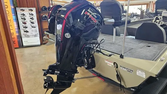 Slide: The Image of Tracker Pro Team 190 TX 2026 - 5