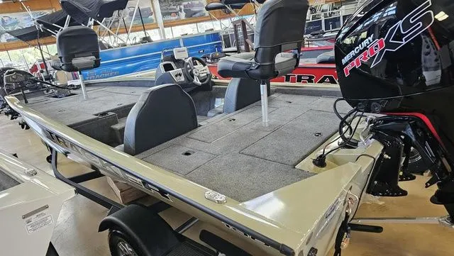 Slide: The Image of Tracker Pro Team 190 TX 2026 - 6