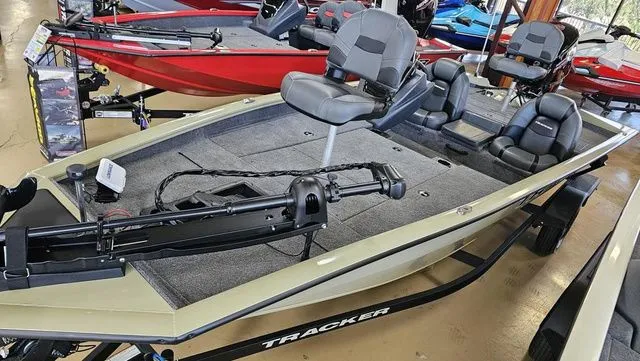 Slide: The Image of Tracker Pro Team 190 TX 2026 - 7