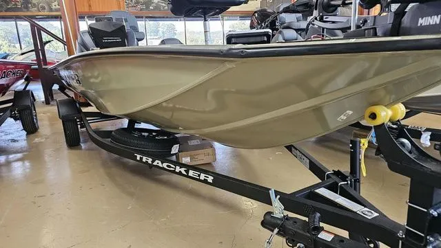 Slide: The Image of Tracker Pro Team 190 TX 2026 - 9