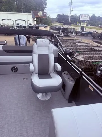 Slide: The Image of Veranda VR235VL 2026 - 16