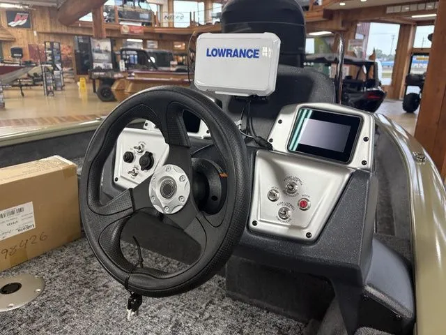 Slide: The Image of Tracker Pro Team 175 TXW 2026 - 16